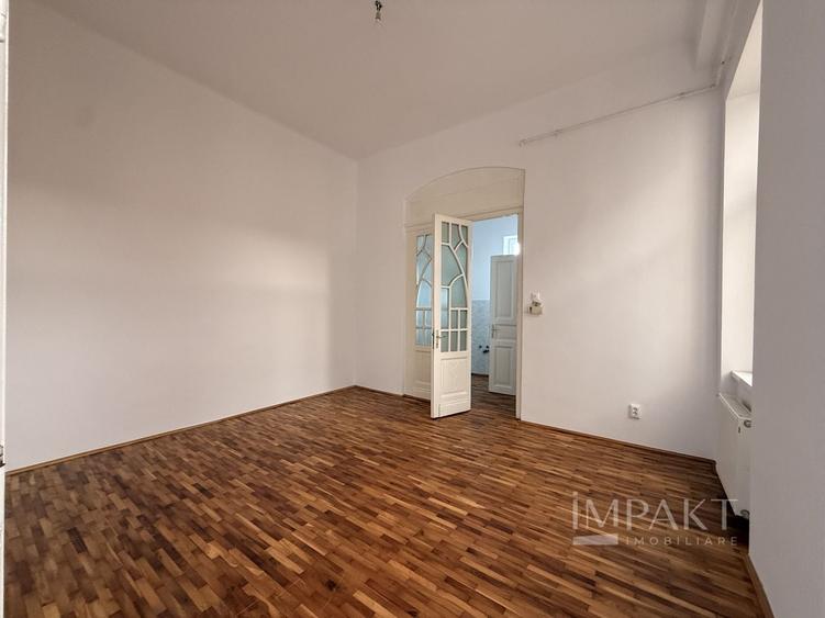 Apartament cu 8 camere decomandat în Central