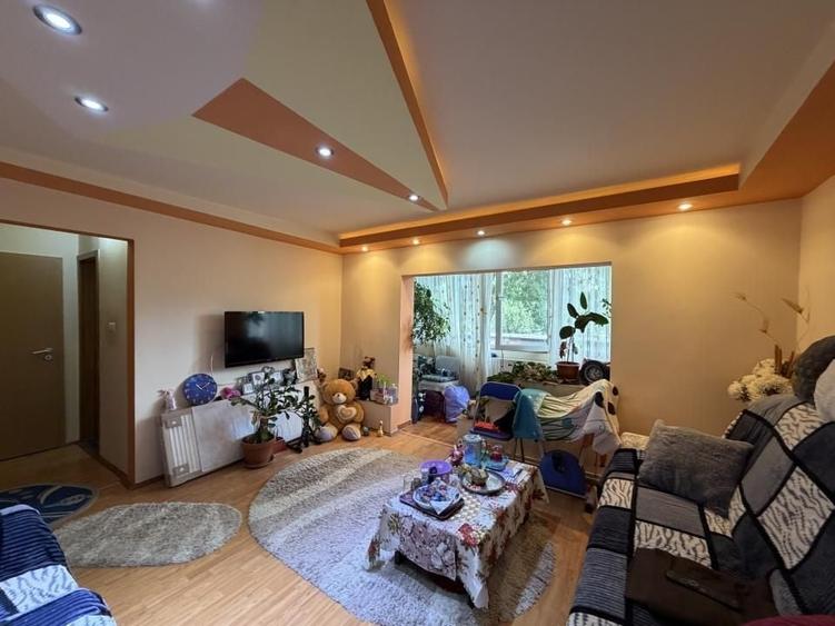 Apartament cu 3 camere semidecomandat în Kiriac