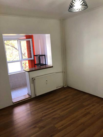 Apartament cu 3 camere decomandat în Dristor