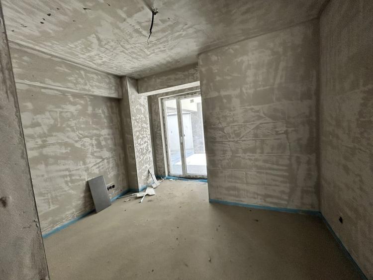 Apartament cu 4 camere semidecomandat în Florești