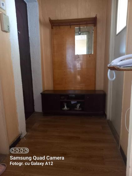 Apartament cu 3 camere semidecomandat în Cina
