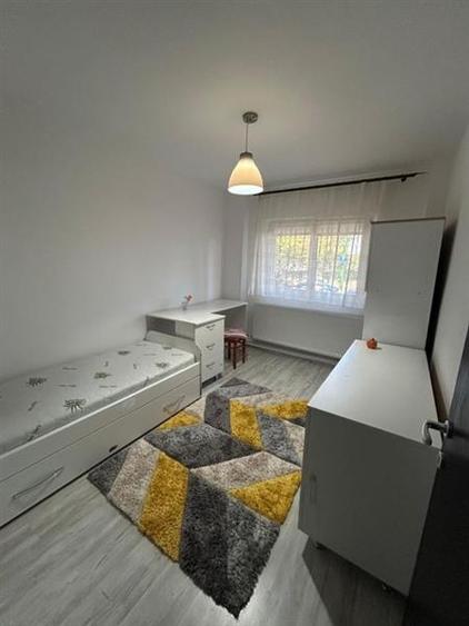 Apartament cu 4 camere semidecomandat în Florilor