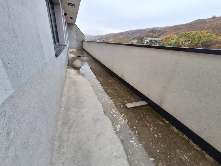 Apartament cu 3 camere semidecomandat în Florești