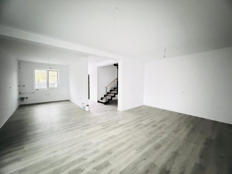 Duplex cu 4 camere cu Canalizare în Utvin