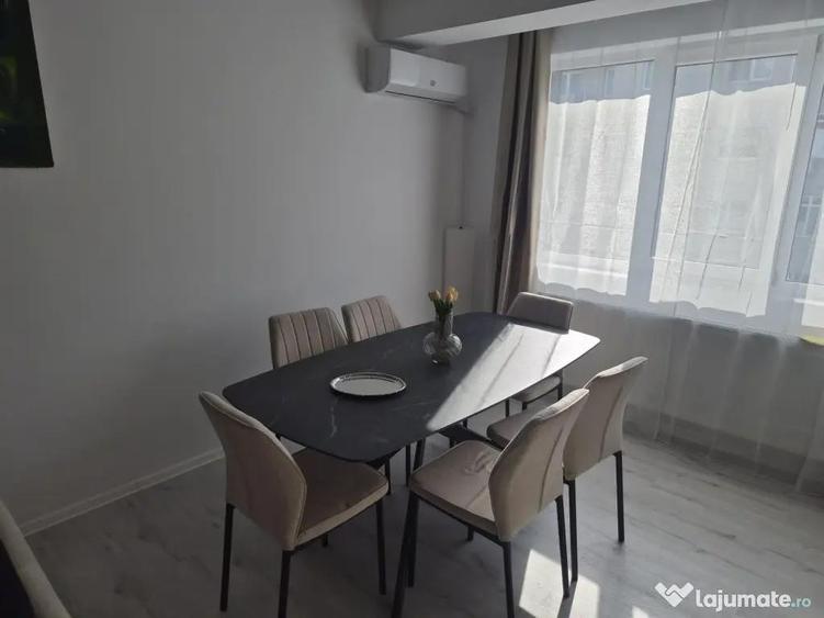 Apartament cu 3 camere decomandat, mobilat în Central