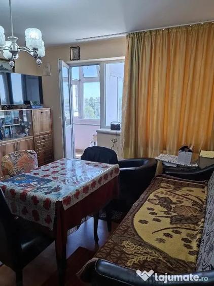 Apartament cu 3 camere semidecomandat în Central