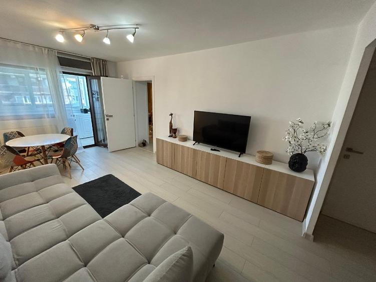 Apartament cu 3 camere semidecomandat în Tineretului