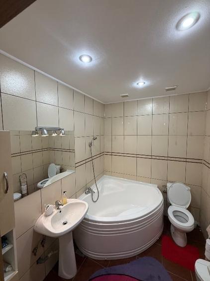 Casă individuală cu 8 camere cu Canalizare în Ultracentral