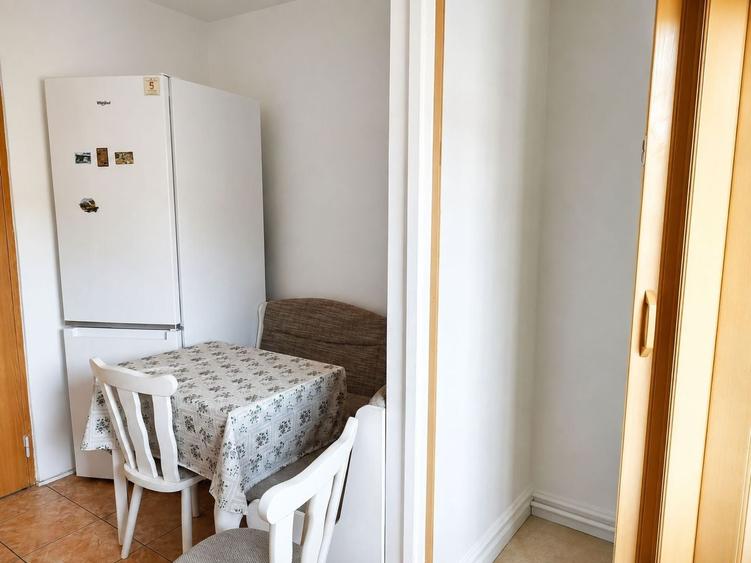 Apartament cu 4 camere decomandat, mobilat în Girocului