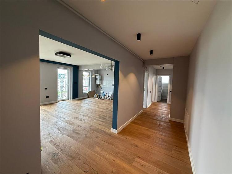 Apartament cu 3 camere decomandat în Tractorul