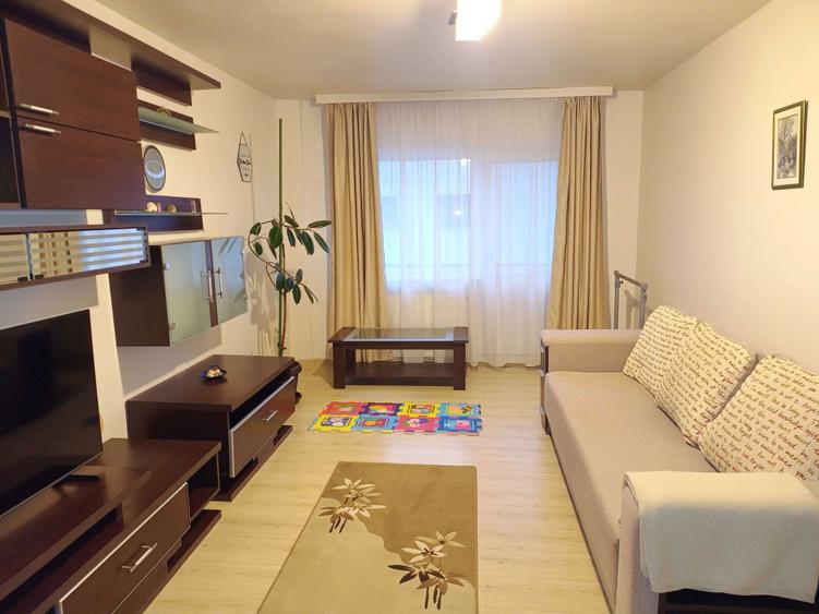 Apartament cu 3 camere decomandat în Exterior Vest