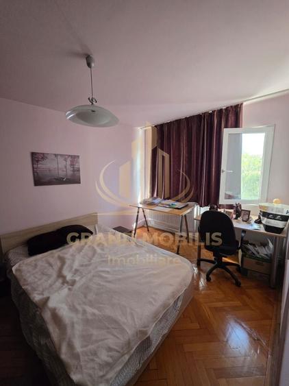 Apartament cu 3 camere semidecomandat, mobilat în Gheorghe Lazăr