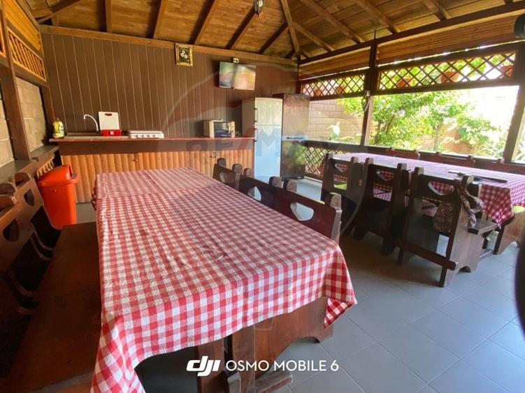 Casă individuală cu 9 camere cu Teren 480 Mp în Sud