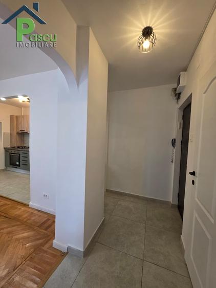 Apartament cu 3 camere semidecomandat în P-ța Romană