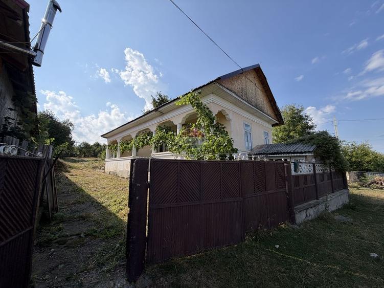 Casă individuală cu 3 camere cu Teren 900 Mp în Soveja