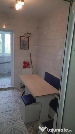 Apartament cu 3 camere decomandat în Exterior Vest