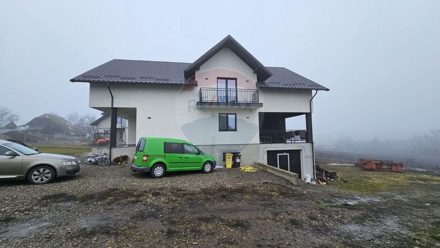 Casă cu 5 camere cu Teren 2500 Mp în Moara Nica