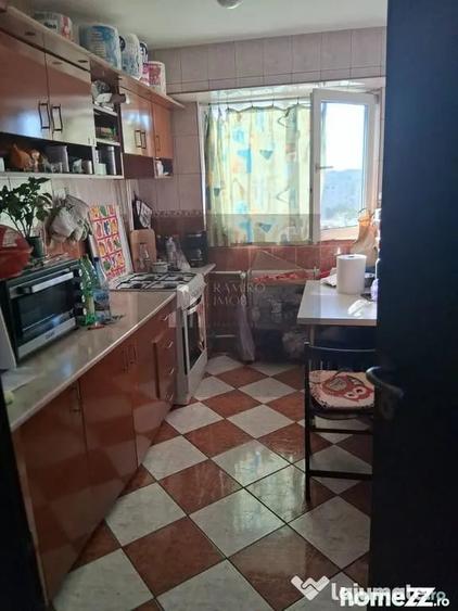 Apartament cu 3 camere semidecomandat în Gorjului