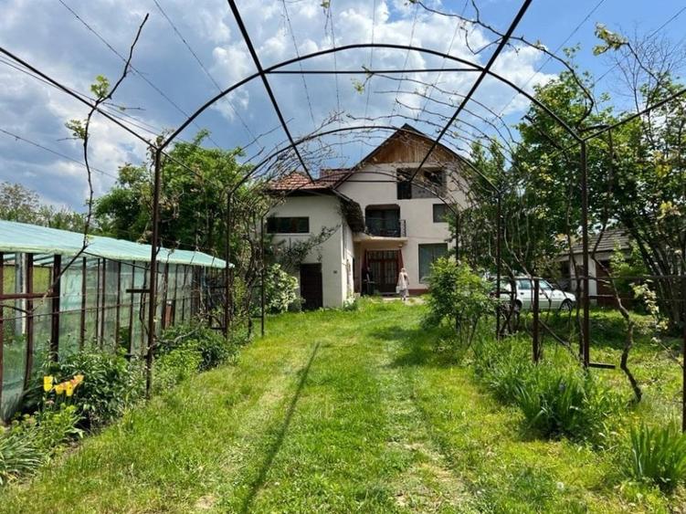 Casă individuală cu 6 camere cu Teren 3374 Mp în Vulcana-Pandele