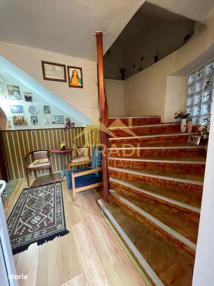 Apartament cu 4 camere decomandat, mobilat în Castelul Peleș