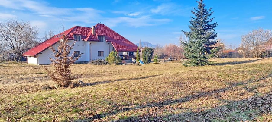 Casă individuală cu 7 camere cu Canalizare în Primăverii