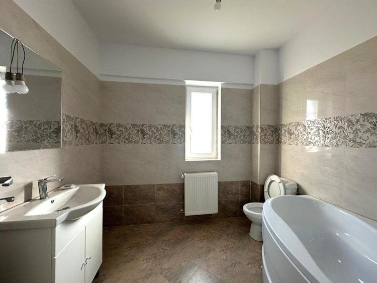 Apartament cu 3 camere semidecomandat în Popas Păcurari