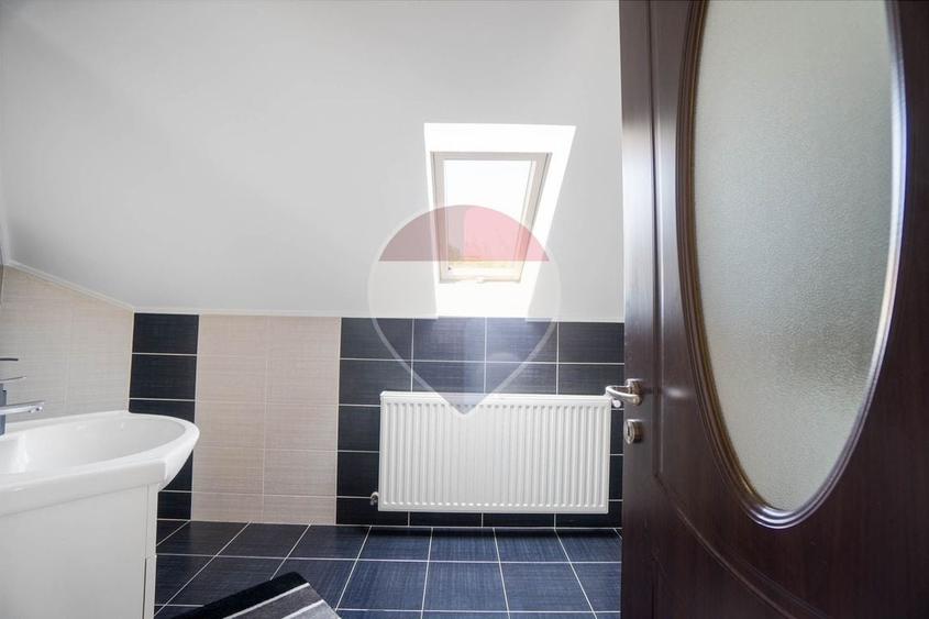 Casă individuală cu 5 camere cu Teren 696 Mp în Vulcan