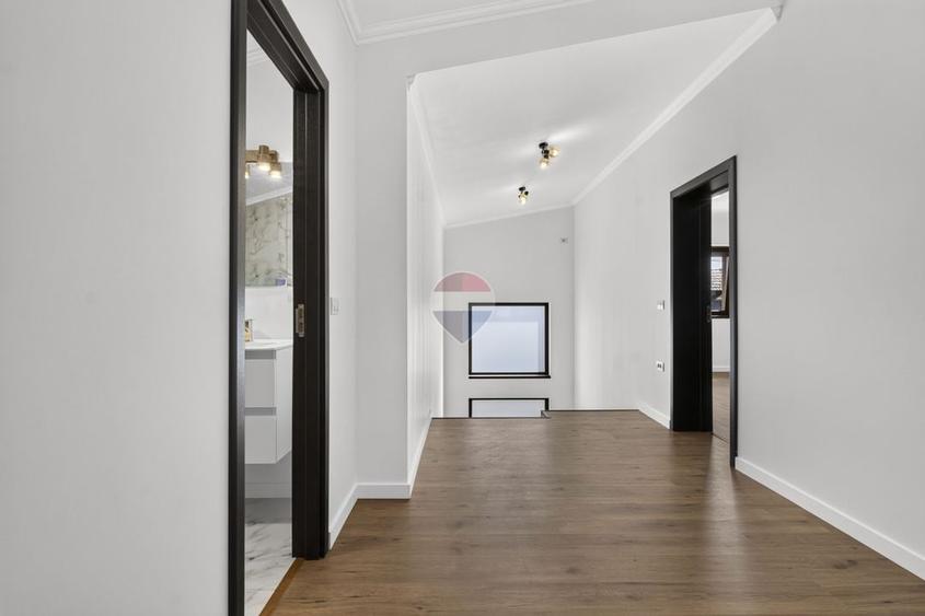 Casă cu 7 camere cu Teren 437 Mp în Livada