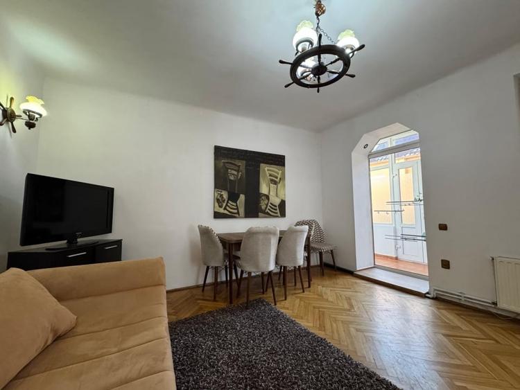Apartament cu 3 camere semidecomandat, mobilat în Central