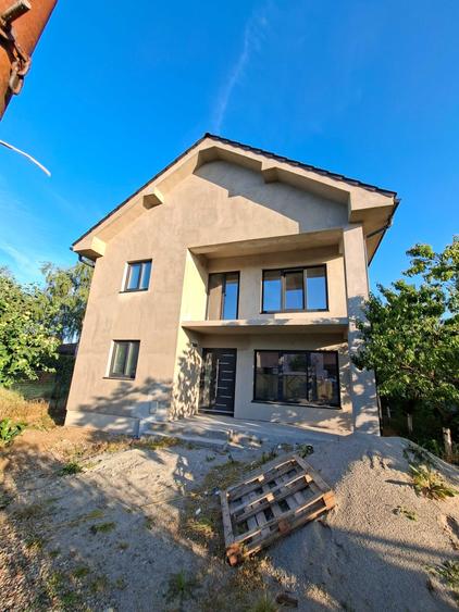 Casă cu 4 camere în Exterior Vest
