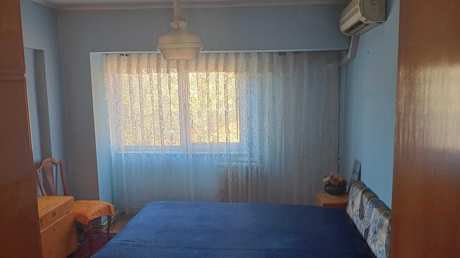 Apartament cu 4 camere semidecomandat, mobilat în Central