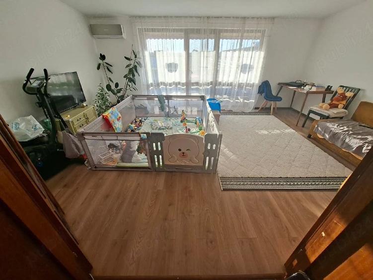 Apartament cu 3 camere decomandat în Est