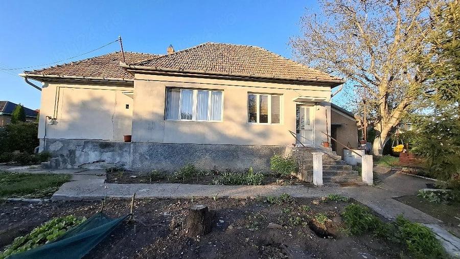 Casă cu 2 camere cu Teren 500 Mp în Central