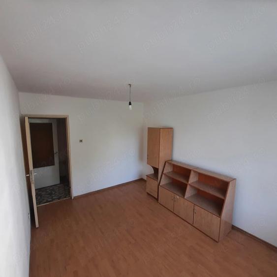 Apartament cu 3 camere semidecomandat în Vest