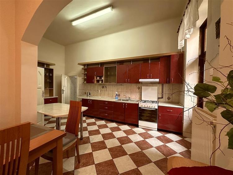 Apartament cu 3 camere semidecomandat în Boul Roșu