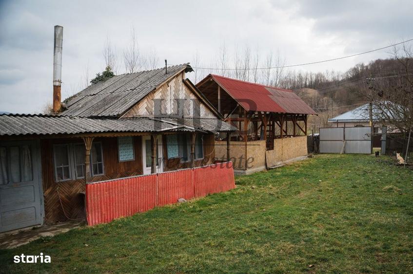 Casă cu 10 camere cu Teren 2500 Mp în Strugari