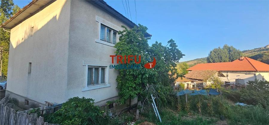 Casă individuală cu 8 camere cu Garaj în Ampoița