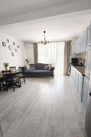 Apartament cu 3 camere decomandat în Florești