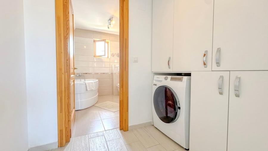 Casă individuală cu 5 camere cu Teren 360 Mp în Exterior Est