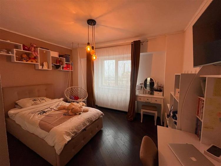 Apartament cu 4 camere semidecomandat, mobilat în Central