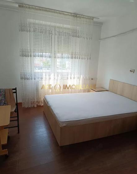 Apartament cu 3 camere decomandat, mobilat în Vitan