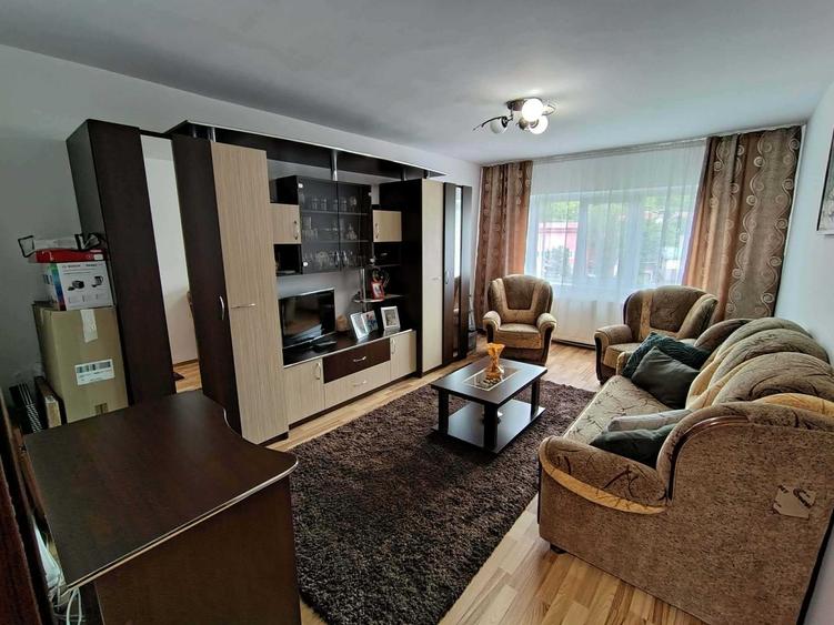 Apartament cu 2 camere decomandat în Petros