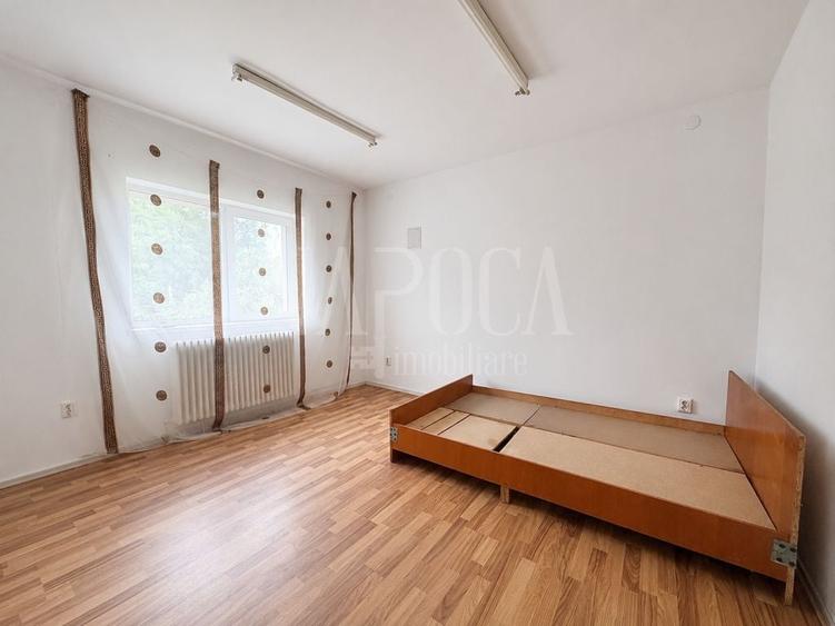 Casă individuală cu 8 camere cu Canalizare în Iris
