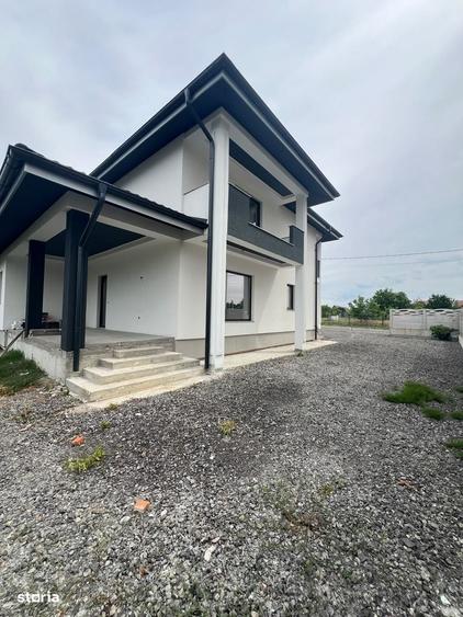 Casă cu 4 camere cu Teren 900 Mp în Lazuri