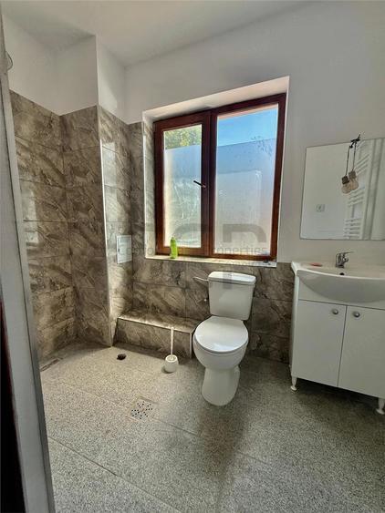 Casă cu 8 camere cu Teren 50 Mp în Timpuri Noi