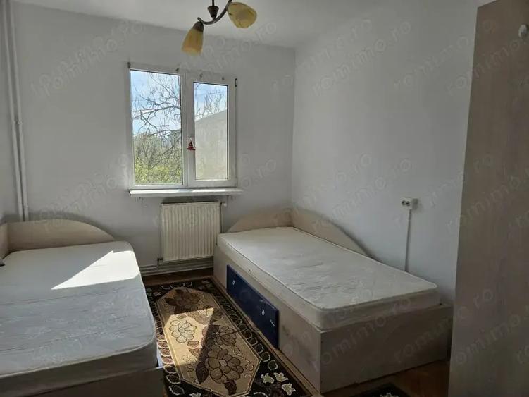 Apartament cu 4 camere semidecomandat în Dacia