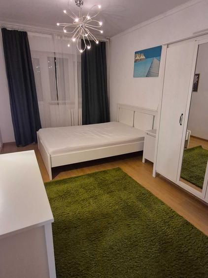 Apartament cu 3 camere semidecomandat în Moșilor