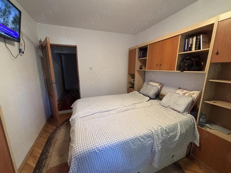 Apartament cu 3 camere decomandat, mobilat în Aradului