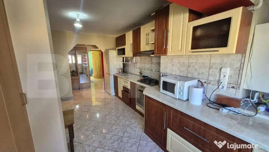 Apartament cu 3 camere decomandat în Carpați 2