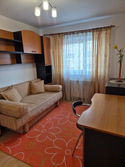 Apartament cu 3 camere decomandat în Tractorul